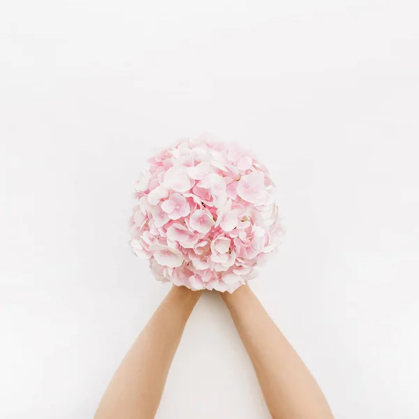 Las Manos Mujer Sostienen Ramo Flores Hortensia Rosa Sobre Fondo — Foto de Stock