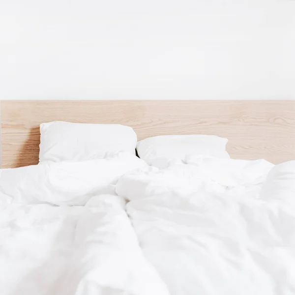 Säng Med Rena Vita Sängkläder Och Vit Vägg Lägenheter Att — Stockfoto