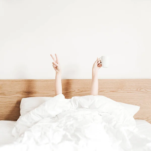 Hand Einer Jungen Frau Mit Kaffeebecher Bett Mit Weißer Bettwäsche — Stockfoto