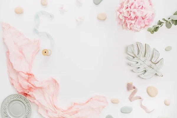 圆框与模型空间的文本的绣球花花束 桉树分行 柔和的粉红色毯子 龟背竹叶子板在白色背景 顶部视图 — 图库照片