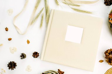 Sonbahar düğün veya aile fotoğraf albümü, çelenk çerçeve, dize kötü, çavdar kulaklar, koniler, kuru yapraklar, beyaz arka plan üzerinde hasır şapka ile sonbahar kompozisyon. Düz yatıyordu, en iyi görünümü natürmort kavramı alay.