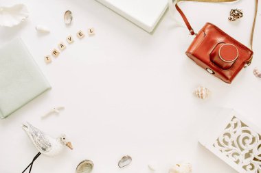 Çerçeve kenarlığı seyahat fotoğraf albümü, retro kamera, beyaz arka plan üzerinde kuş heykel ile kompozisyon tarz. Düz yatıyordu, en iyi görünümü seyahat blog kadar sahte.