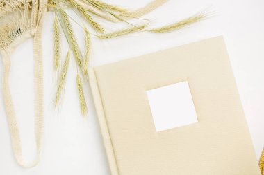 Düğün veya aile fotoğraf albümü, beyaz arka plan çavdar kulaklara. Düz yatıyordu, en iyi görünümü kadar sahte.