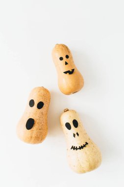 Eğlenceli korkutucu yüz Halloween balkabağı beyaz arka plan üzerinde. Düz yatıyordu, en iyi görünümü arka plan.