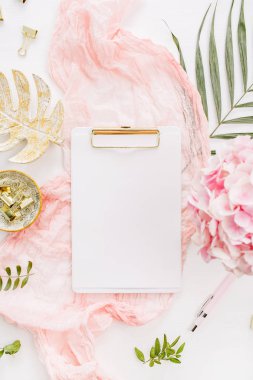 Modern ev ofis resepsiyon çalışma alanı boş kağıt Pano, pembe ortanca çiçek buketi, tropikal palmiye yaprağı, pastel battaniye, monstera yaprak plaka ve beyaz arka plan üzerinde aksesuarları ile. Düz yatıyordu, en iyi görünümü altın mockup gül.