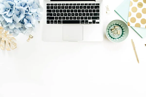 Home Office Schreibtisch Mit Laptop Hortensienblütenstrauß Accessoires Auf Weißem Hintergrund — Stockfoto