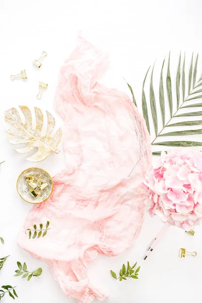 Elegantní Kompozice Růžové Hortenzie Kytice Tropický Palmový List Pastelové Deku — Stock fotografie