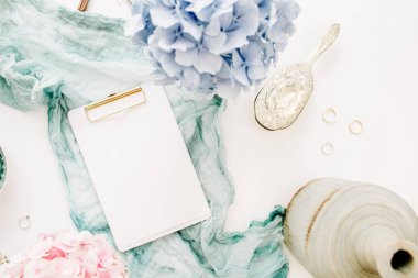 Clipboard ile kopya alanı, Turkuaz battaniye, pastel renkli ortanca çiçek buketi, kadın moda aksesuar beyaz arka plan üzerinde. Düz yatıyordu, en iyi görünümü mockup.