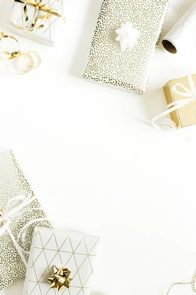 ゴールデン ギフト ボックス 白い背景の上の装飾の枠 フラット横たわっていた トップ ビューでクリスマス 新年のホリデー ギフト包装の概念 — ストック写真