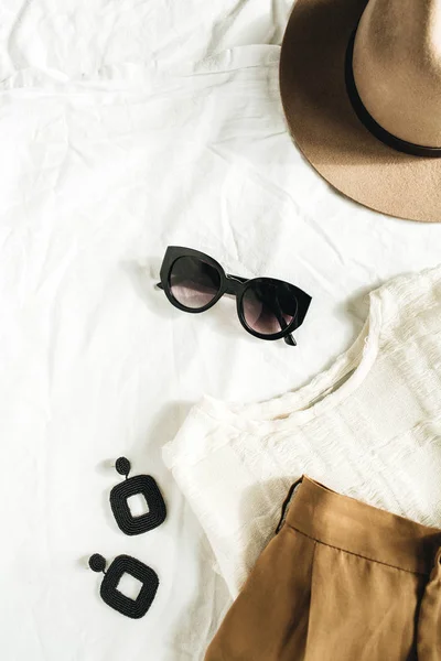 Modzie Pastelowych Skład Kobiece Ubrania Akcesoria Beżowe Spodnie Bluzka Kapelusz — Zdjęcie stockowe