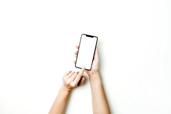 Mujer Mano Tocando Pantalla Teléfono Inteligente Blanco Plano Laico Vista —  Fotos de Stock