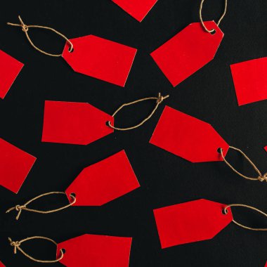 Siyah Cuma satış iskontosu kompozisyon. Siyah zemin üzerine kırmızı Etiketler. Düz yatıyordu, en iyi görünümü.