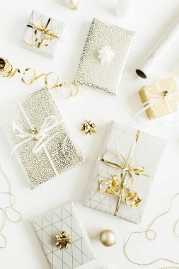 Altın hediye kutuları, beyaz arka plan üzerinde süslemeleri. Düz yatıyordu, en iyi görünüm Noel, Yılbaşı tatil hediye konsept ambalaj.