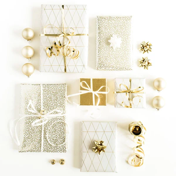 Κουτιά Δώρων Τόξα Και Χρυσά Διακοσμητικά Λευκό Φόντο Νέο Έτος — Φωτογραφία Αρχείου