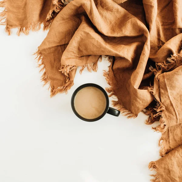 Mok Koffie Met Melk Gember Deken Witte Achtergrond Plat Lag — Stockfoto