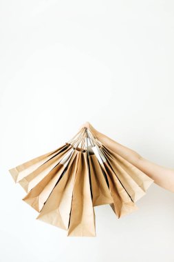 Siyah Cuma satış iskontosu kavramı. Kadın elini tut craft kağıt poşet beyaz arka plan üzerinde.