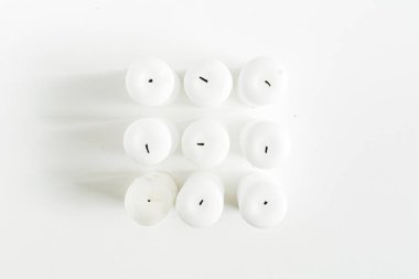 Beyaz zemin üzerine mumlar. Düz yatıyordu, en iyi görünümü.