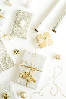 Altın hediye kutuları, beyaz arka plan üzerinde süslemeleri. Düz yatıyordu, en iyi görünüm Noel, Yılbaşı tatil hediye konsept ambalaj.