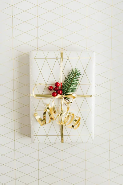 Χριστούγεννα Νέο Έτος Εορταστική Σύνθεση Δώρο Κουτί Διακοσμημένο Κλαδιά Έλατου — Φωτογραφία Αρχείου