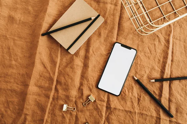 Kantoor Aan Huis Bureau Met Mock Scherm Slimme Telefoon Bruine — Stockfoto