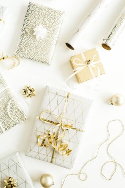 Noel, yeni yıl tatil kompozisyon altın hediye kutuları ile beyaz arka plan üzerinde süslemeleri. Hediye paketleme düz yatıyordu, en iyi görünümü.