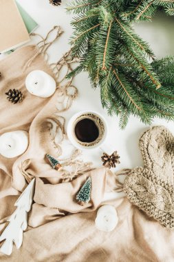 Yılbaşı / yeni yıl kompozisyon. Kahve kupa, çelenk çerçeve köknar dalı mittens, bej battaniye ve süslemeleri ördü. Düz yatıyordu, en iyi görünümü.