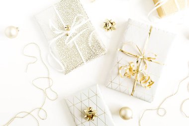 Altın hediye kutuları, beyaz arka plan üzerinde süslemeleri. Düz yatıyordu, en iyi görünüm Noel, Yılbaşı tatil hediye konsept ambalaj.