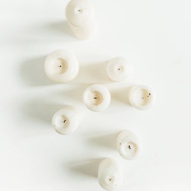 Beyaz zemin üzerine mumlar. Düz lay, görünüm Noel top / yeni yıl festival kompozisyon.