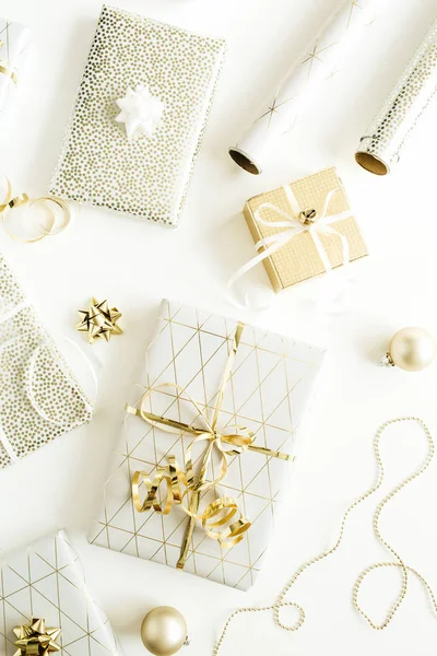 Noel Yeni Yıl Tatil Kompozisyon Altın Hediye Kutuları Ile Beyaz — Stok fotoğraf