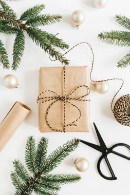 Yılbaşı / yeni yıl festival kompozisyon ile dekore edilmiş hediye kutusu, çam dalları beyaz arka plan üzerinde. Düz yatıyordu, en iyi görünümü.