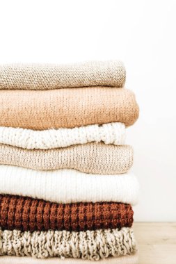 Yün kazak ve pullovers yığın beyaz arka plan üzerinde sıcak. Kadın moda giysileri beyaz arka plan üzerinde.