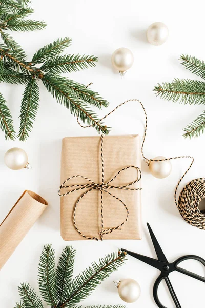 圣诞节 新年节日组成与礼品盒 冷杉树枝和装饰在白色背景 平面布局 顶部视图 — 图库照片