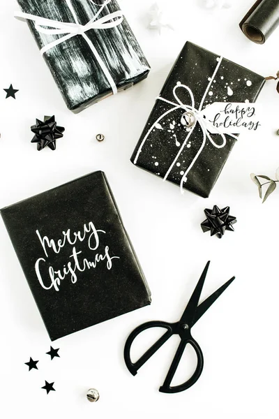 Weihnachtskomposition Mit Geschenkschachteln Und Dekoration Auf Weißem Hintergrund Flache Lage — Stockfoto