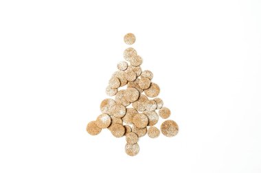 Noel ağacı gingerbread çerezleri beyaz arka plan üzerinde yapılmış. Düz lay, görünüm Noel top / yeni yıl gıda yaratıcı kavramı.