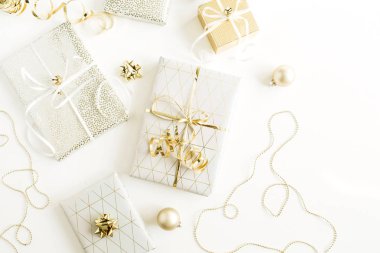 Noel, yeni yıl tatil kompozisyon altın hediye kutuları ile beyaz arka plan üzerinde süslemeleri. Hediye paketleme düz yatıyordu, en iyi görünümü.