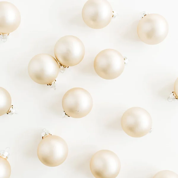 Modèle Noël Avec Des Boules Décoration Dorées Sur Fond Blanc — Photo