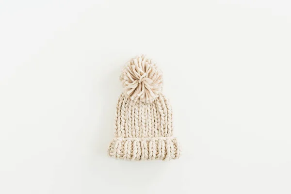 Ζεστό Πλεκτό Καπέλο Που Απομονώνονται Λευκό Φόντο Επίπεδη Lay Κορυφαία — Φωτογραφία Αρχείου