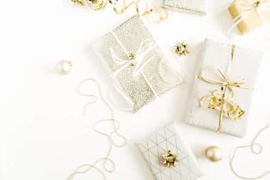 Noel, yeni yıl tatil kompozisyon altın hediye kutuları ile beyaz arka plan üzerinde süslemeleri. Hediye paketleme düz yatıyordu, en iyi görünümü.