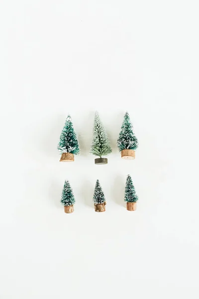 Zabawka Dekoracji Drzew Iglastych Białym Tle Widok Płaski Świeckich Top — Zdjęcie stockowe