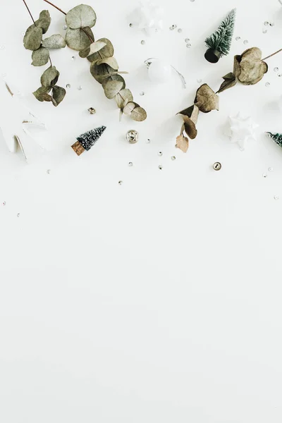 クリスマス 新年組成が白い背景に フラット横たわっていた トップ ビュー ブログ ヒーロー ヘッダー — ストック写真