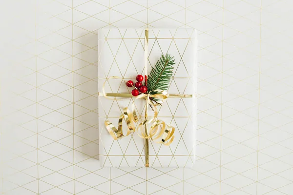 Χριστούγεννα Νέο Έτος Εορταστική Σύνθεση Δώρο Κουτί Διακοσμημένο Κλαδιά Έλατου — Φωτογραφία Αρχείου