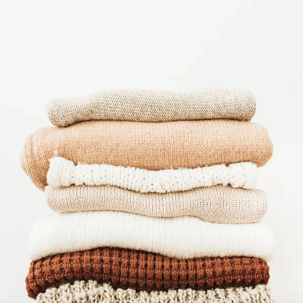 Sweater Kayu Dan Pullovers Menumpuk Latar Belakang Putih Wanita Mode — Stok Foto