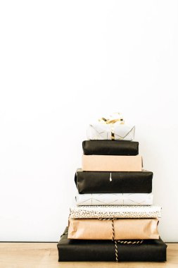 Yılbaşı / yeni yıl hediyeleri yığını beyaz arka plan üzerinde. En az tatil kompozisyon.