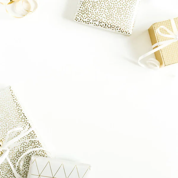 边框框架的金色礼品盒 装饰在白色背景 顶观圣诞节 新年节日礼品包装概念 — 图库照片