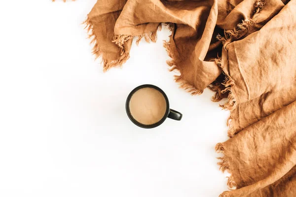 Kopje Koffie Oranje Deken Witte Achtergrond Plat Lag Top Uitzicht — Stockfoto