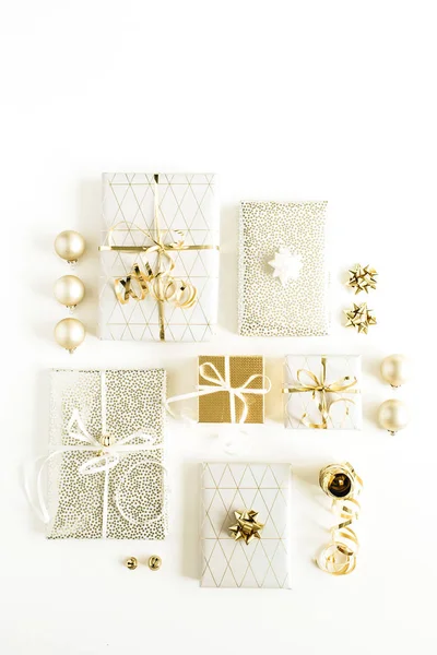 礼品盒与弓和金色装饰在白色的背景 圣诞节日公寓 顶视图组成 — 图库照片