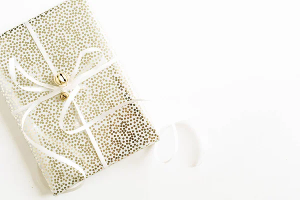 金色礼品盒与弓在白色 山顶景观圣诞节 新年节日节日背景 — 图库照片