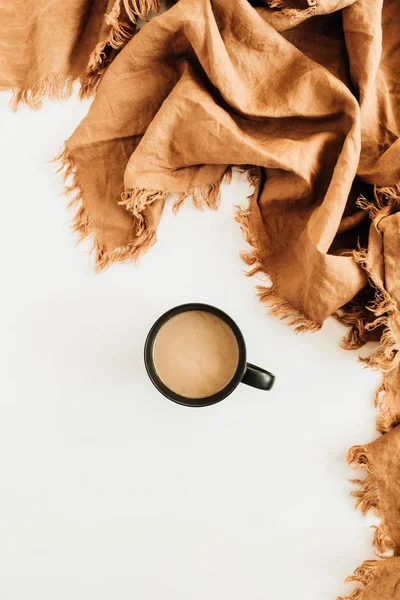 白い背景の上の牛乳と生姜の毛布とコーヒーのマグカップ フラット横たわっていた トップ ビュー — ストック写真