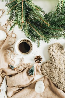 Kahve kupa ve süslemeleri ile çam dalları beyaz arka plan üzerinde Noel kompozisyonu 