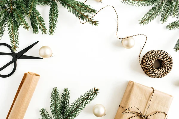 フレーム モックアップをクリスマスの装飾とモミの枝とのパッケージのギフト ボックスに隔離された白い背景に クローズ アップぐるぐる — ストック写真